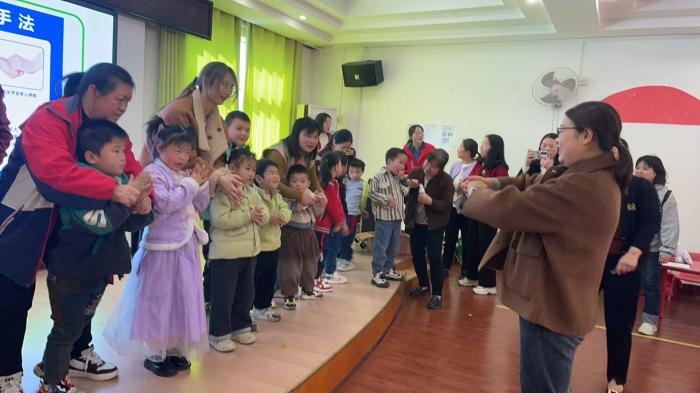 传递雷锋精神，温暖特殊儿童1 (3).jpg