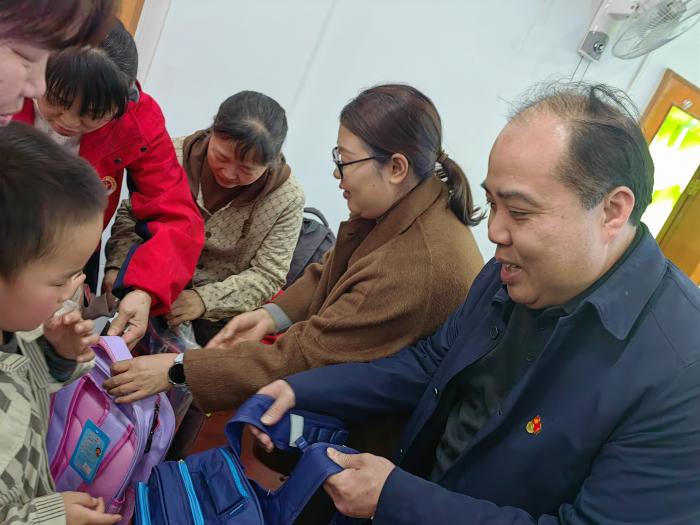 传递雷锋精神，温暖特殊儿童1 (6).jpg