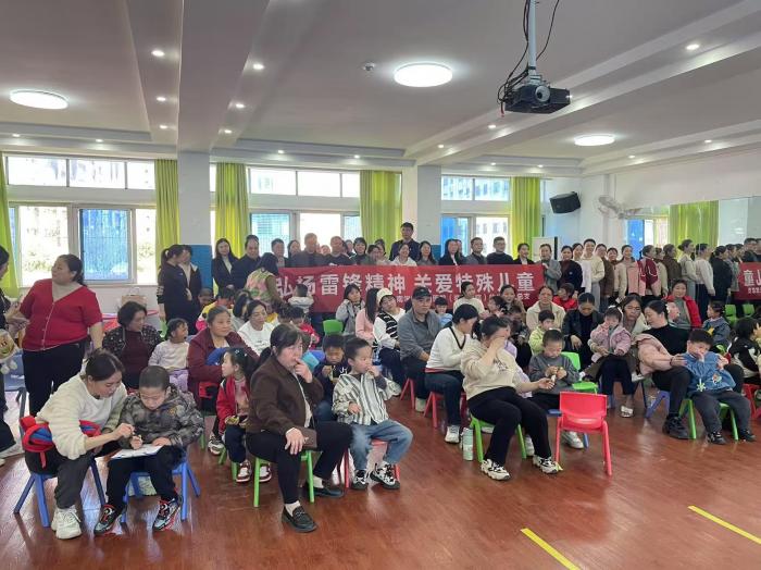 传递雷锋精神，温暖特殊儿童1 (4).jpg