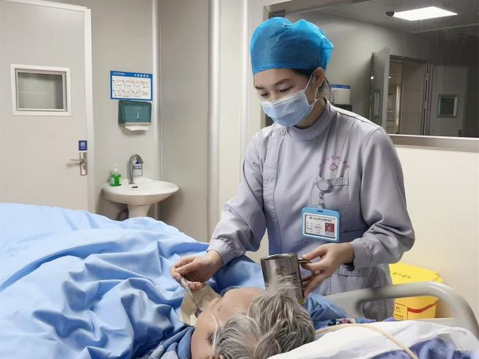 在ICU的十年：用生命守护生命1 (3).jpg