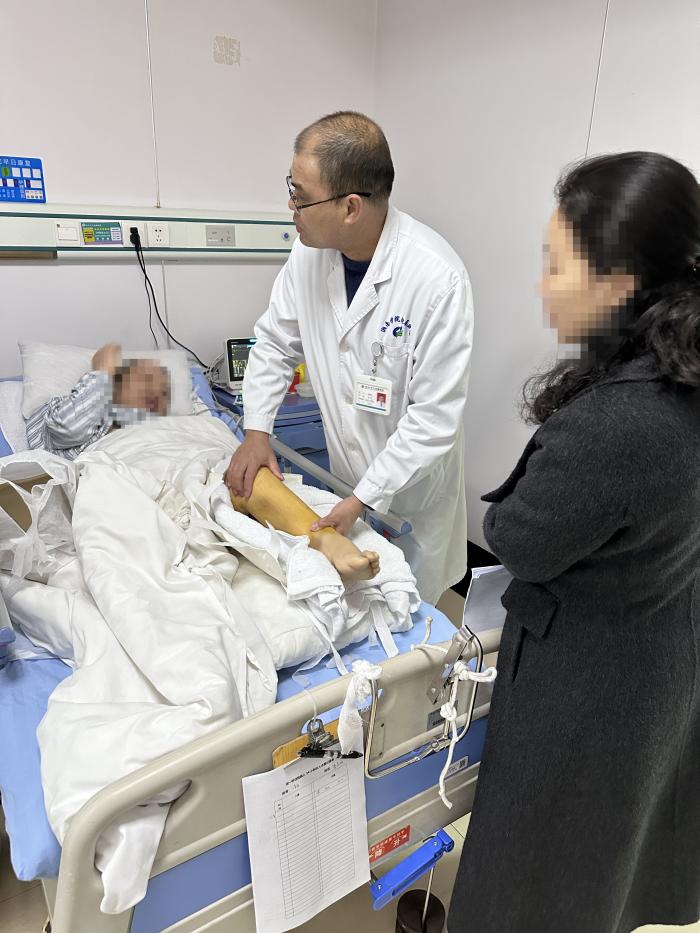 大爱无垠铸医魂——记湘南学院附属医院骨一科主任唐新文1 (2).jpg