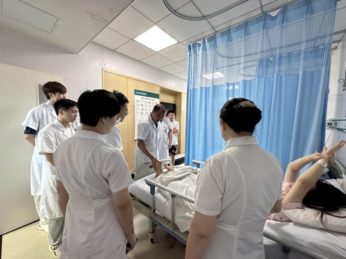 大爱无垠铸医魂——记湘南学院附属医院骨一科主任唐新文1 (3).jpg