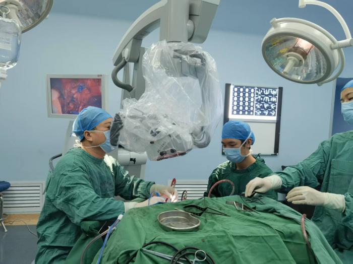 赞！“毫米级”手术除肿瘤，让青春生命再启航 (1).jpg