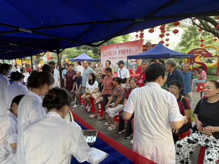 湘南学院附属医院与人民路街道联合举办党建引领健康义诊活动1 (2).jpg