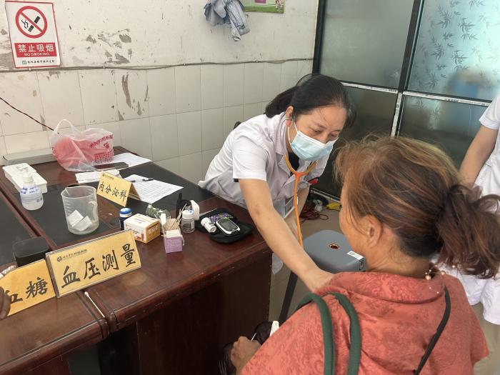 我院赴塘市镇卫生院义诊，把健康服务送到乡亲“家门口”