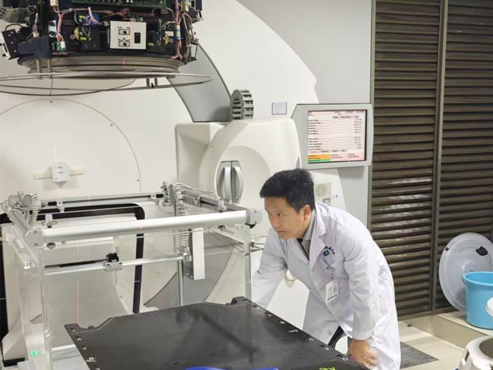 我院放疗中心完成设备年度年检与调试