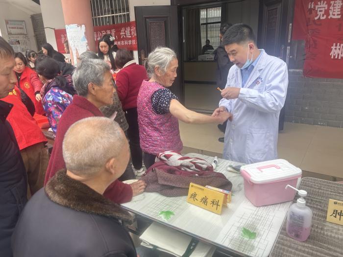 党建引领送健康 义诊服务暖瑶乡 (1).jpg