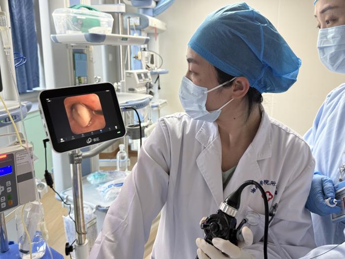 惊险！一粒花生米堵死气道，医生镜下 “一网” 取出化险为夷