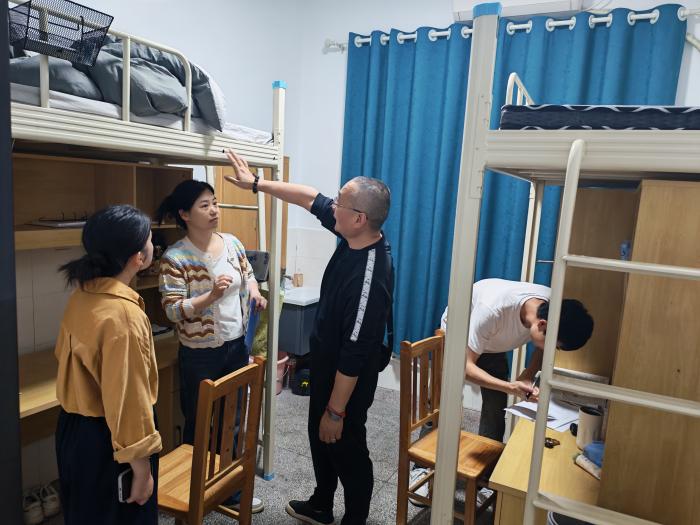 筑牢安全防线 守护医者安居——我院开展住院医师宿舍安全专项巡查1 (2).jpg