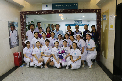 医院领导护士节走访慰问为一线护理人员