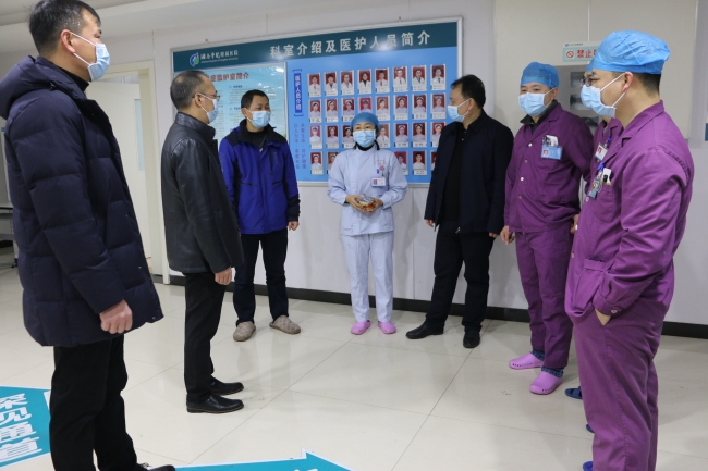 情暖新春 医院领导班子看望慰问坚守岗位的一线医护人员